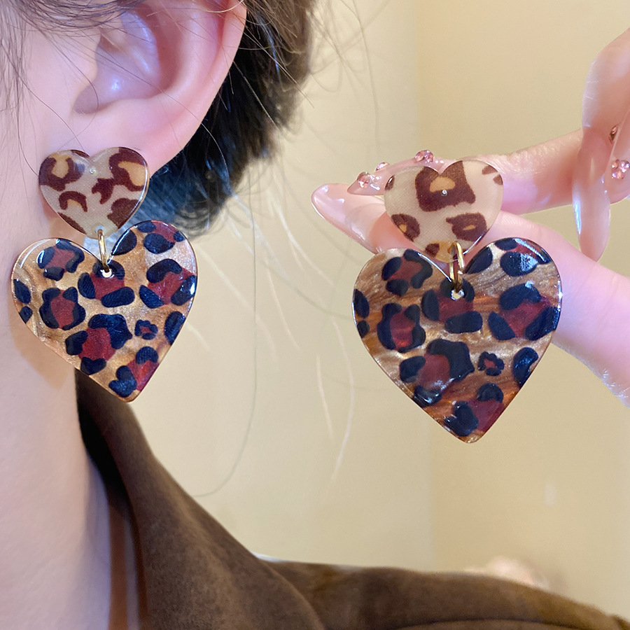 Leopard Print Acrylic Pendant  – Vintage Fashion Illustrations recenzja i cena