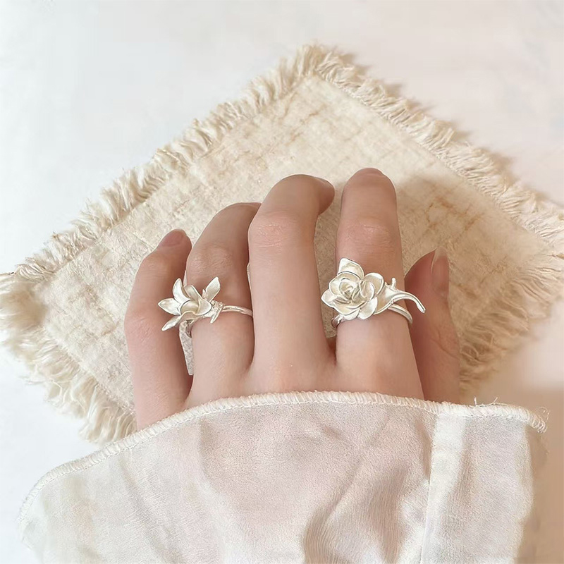 Fashion-Forward Flower Ring, J – Vintage Fashion Buyer recenzja i cena